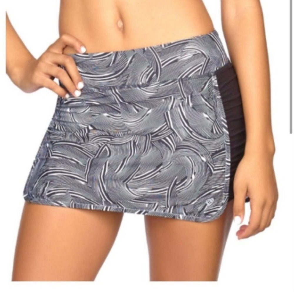 NWOT Colosseum golf, tennis, workout, or casual wear skort. Black and white. XS.